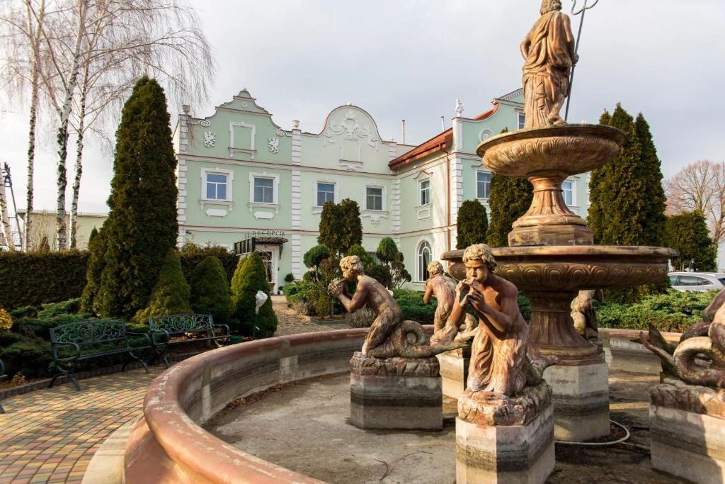 Hotel Napoleon manor with fountain